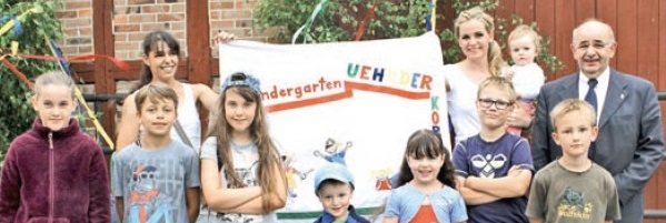 Kinderfest vom Regen begleitet